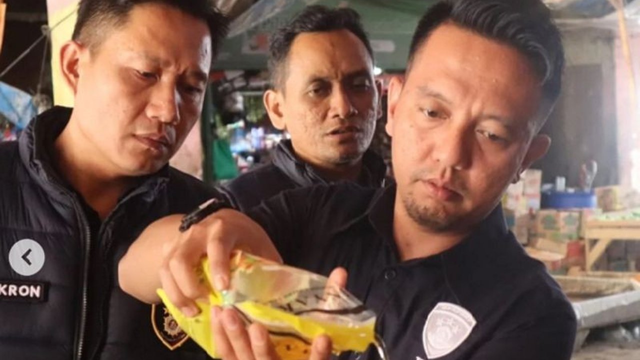 Satgas Polres Sukabumi Kota menemukan MinyaKita dengan isi kemasan kurang dari yang tertera, hasil sidak di Pasar Gudang mengungkap adanya ketidaksesuaian volume minyak goreng curah kemasan tersebut.