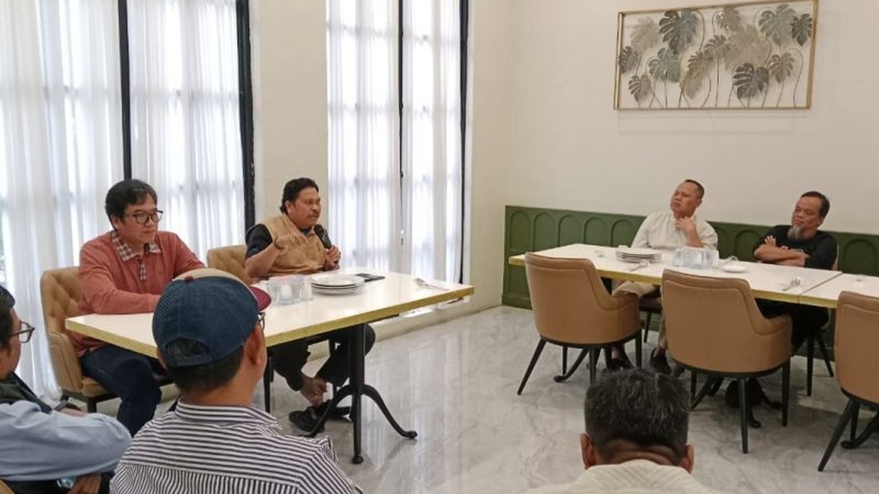 Akademisi dan AMSI Sulteng soroti peran krusial media massa dalam pembangunan daerah, menekankan pentingnya jurnalistik profesional dan edukasi publik untuk memilah informasi kredibel di era digital.