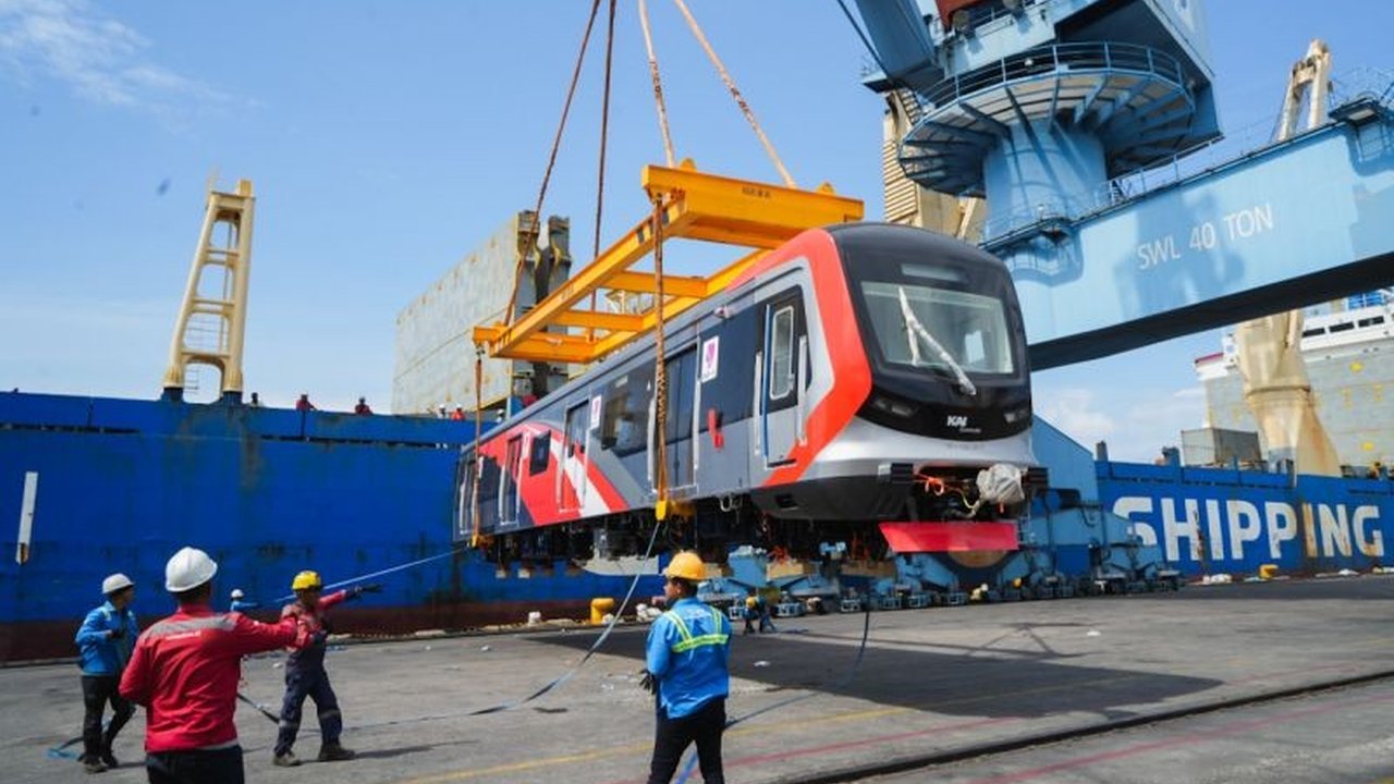 KAI Commuter menerima dua train set atau 24 kereta KRL baru dari Tiongkok, menambah kapasitas dan meningkatkan layanan Commuter Line bagi masyarakat.
