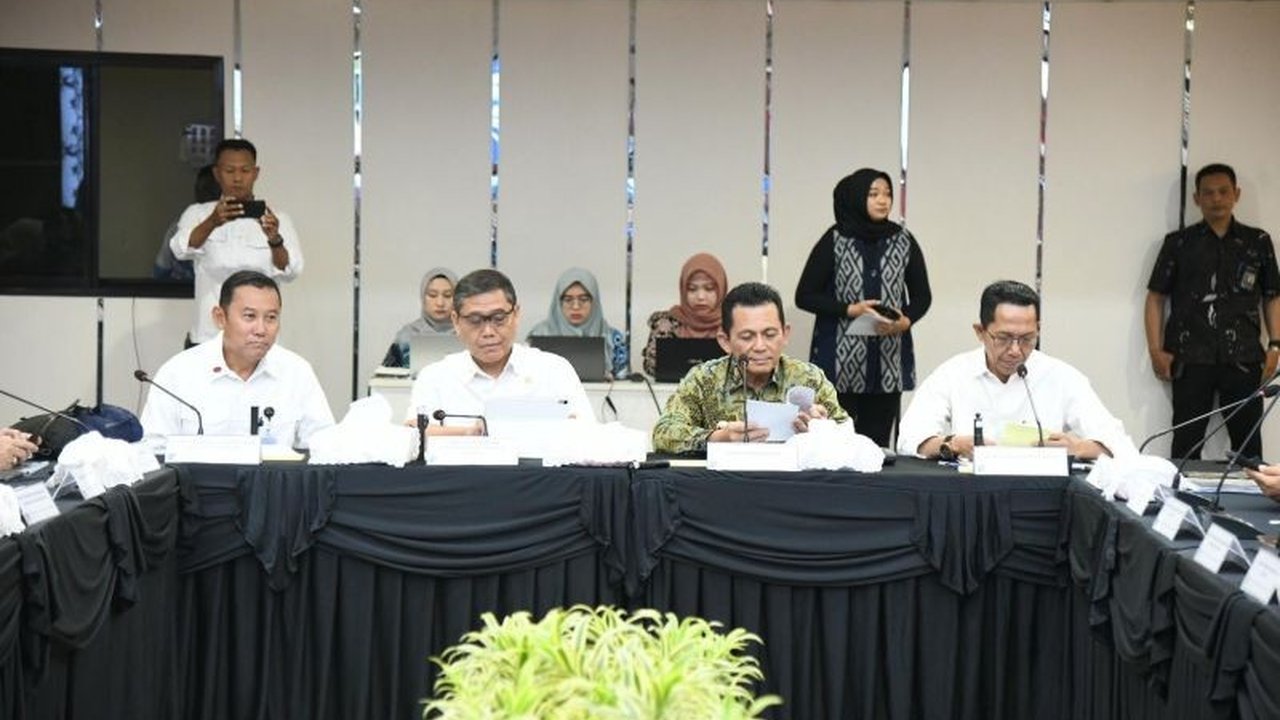 Kepala KSP mendorong pengembangan Pelabuhan Batu Ampar di Batam untuk memaksimalkan potensi strategis jalur pelayaran internasional Selat Malaka, mengingat kapasitasnya yang masih jauh di bawah Singapura dan Malaysia.