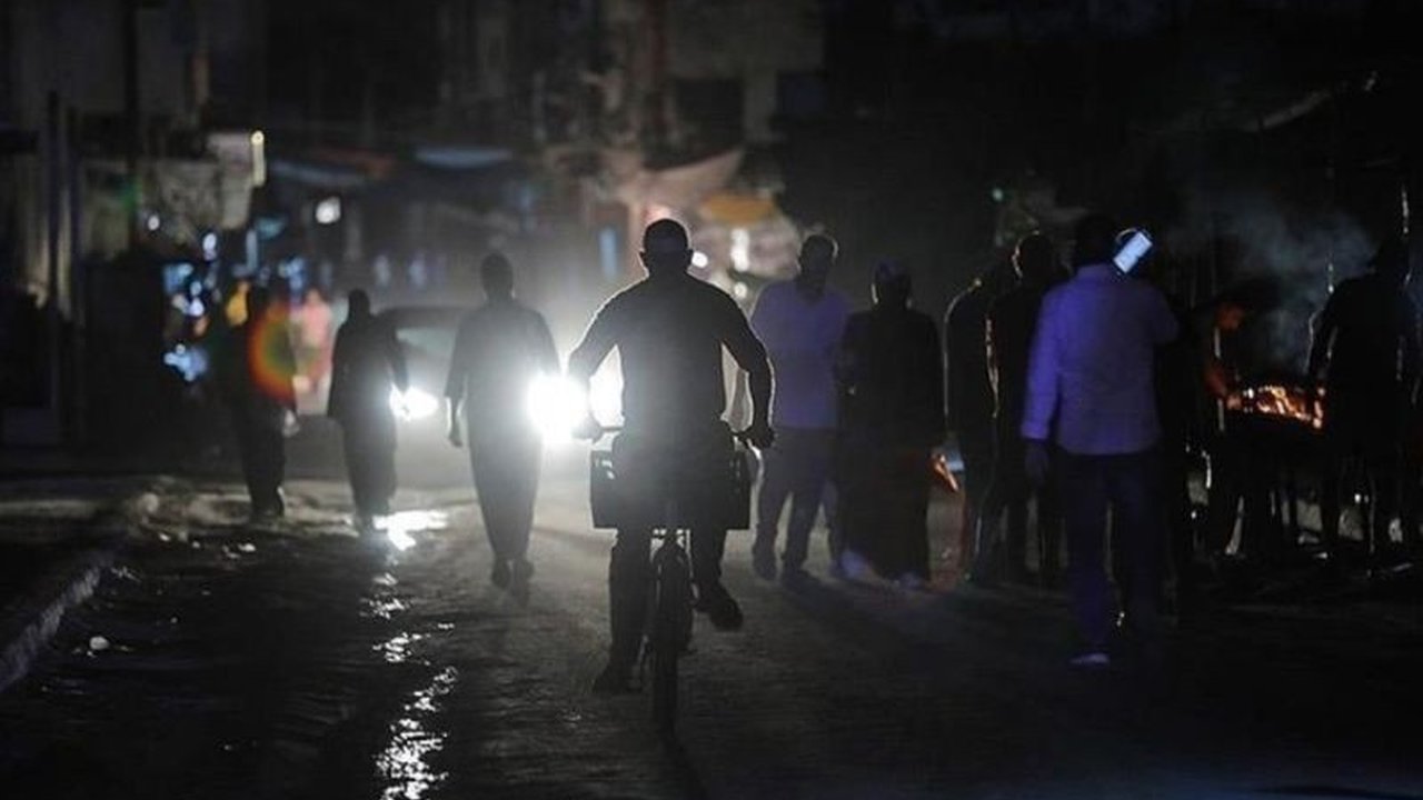 Pemutusan pasokan listrik dan air oleh Israel ke Jalur Gaza memicu peringatan bencana kesehatan dan lingkungan, terutama setelah lebih dari 48.500 warga Palestina tewas akibat serangan Israel.