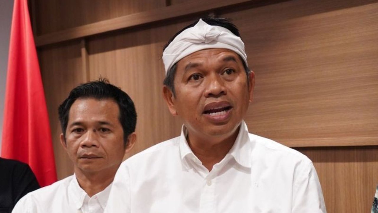 Gubernur Jawa Barat, Dedi Mulyadi, mengusulkan pembangunan rumah panggung sebagai solusi mengatasi banjir langganan di Desa Karangligar, Karawang, dengan melibatkan pengusaha dan pemerintah.