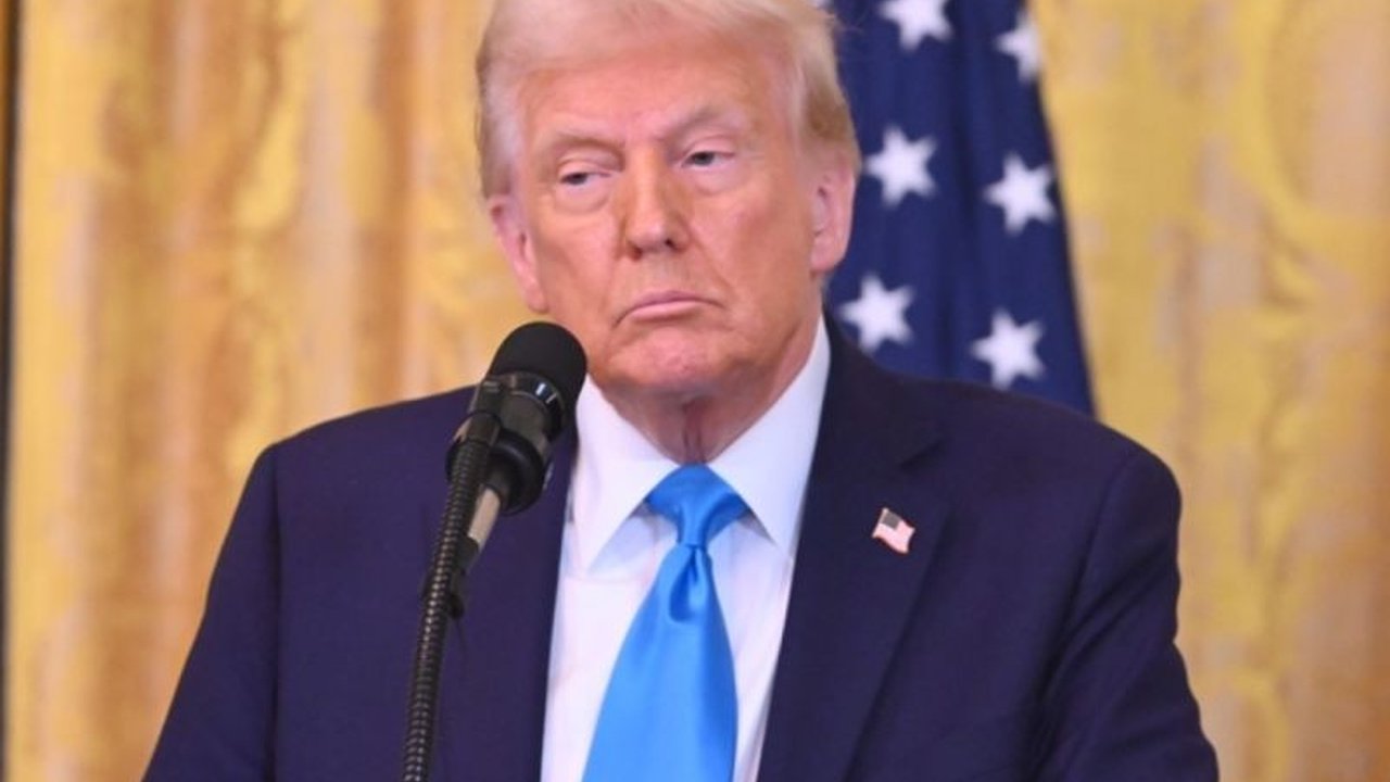 Diplomat Uni Emirat Arab menyampaikan surat dari Presiden Trump kepada Iran terkait kesepakatan nuklir, memicu reaksi keras dari Ayatollah Khamenei yang menolak 'taktik intimidasi' AS.