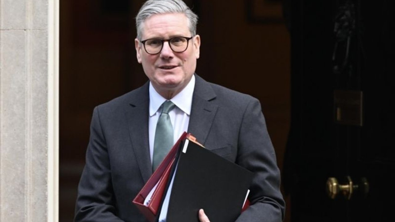 Perdana Menteri Inggris, Keir Starmer, menyatakan semua opsi terbuka sebagai respons atas tarif impor AS yang tinggi, mengancam industri baja Inggris dan menimbulkan kekhawatiran global.