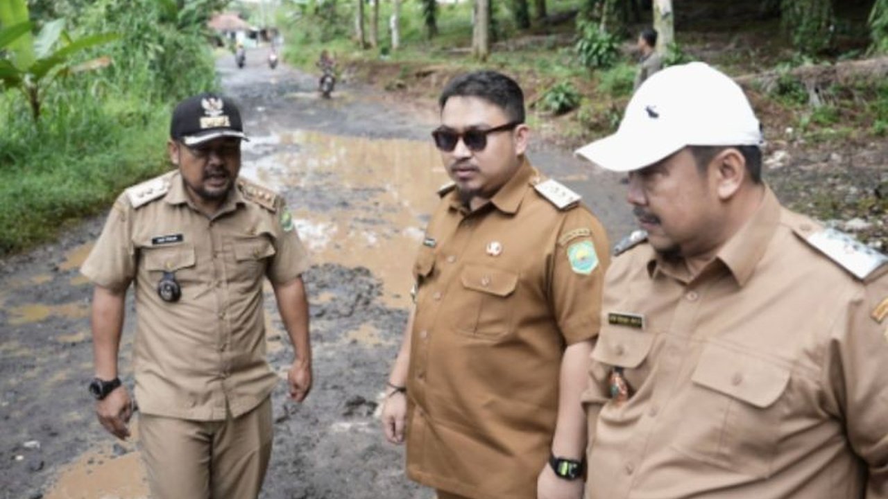 Menanggapi keluhan masyarakat, Bupati Subang, Reynaldy Putra Andita, langsung meninjau dan memprioritaskan perbaikan jalan rusak di Tambakmekar-Kasomalang, Desa Cikumpay, yang akan dianggarkan dalam APBD Perubahan 2025.