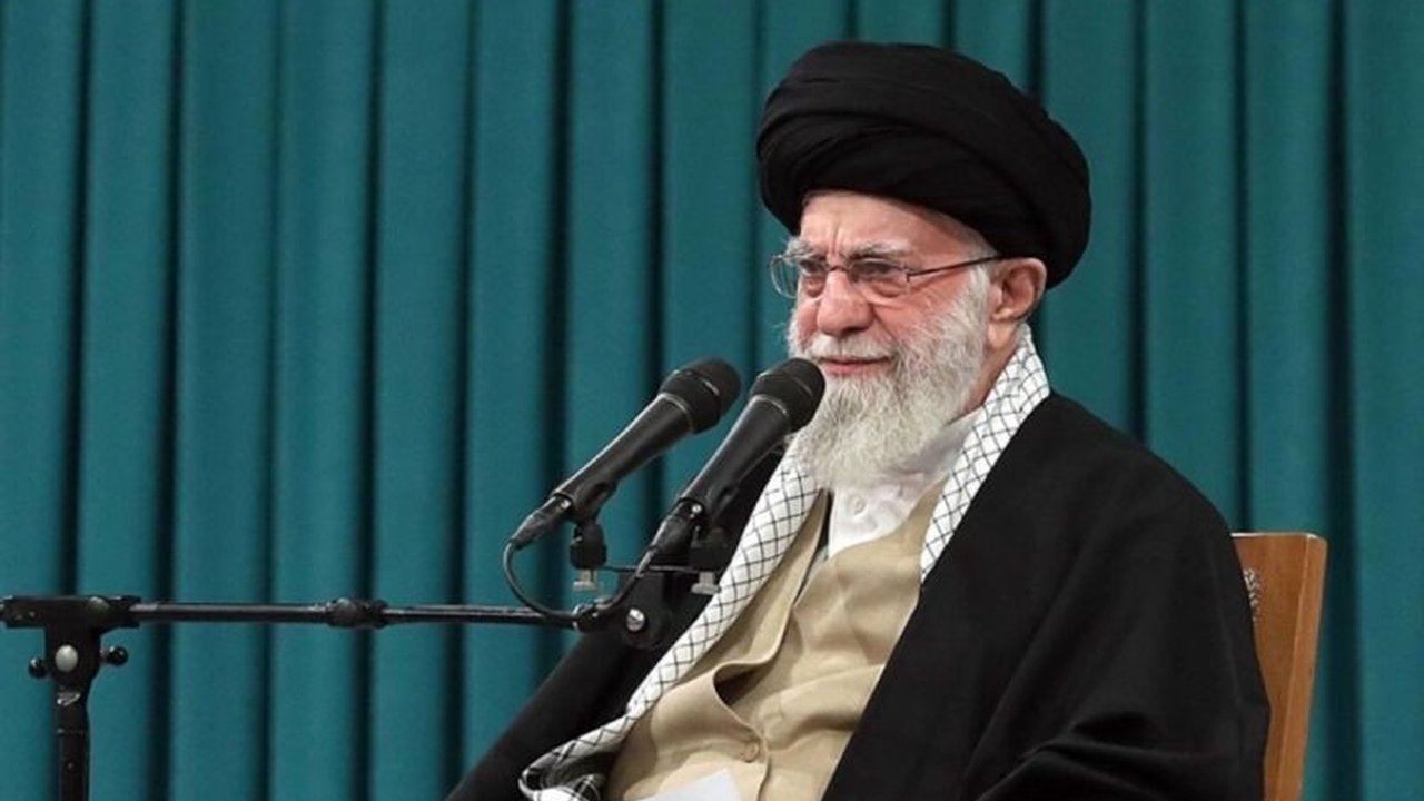Pemimpin Tertinggi Iran, Ayatollah Ali Khamenei, menegaskan bahwa negosiasi nuklir dengan AS justru akan memperketat sanksi terhadap Iran, bukan mencabutnya.