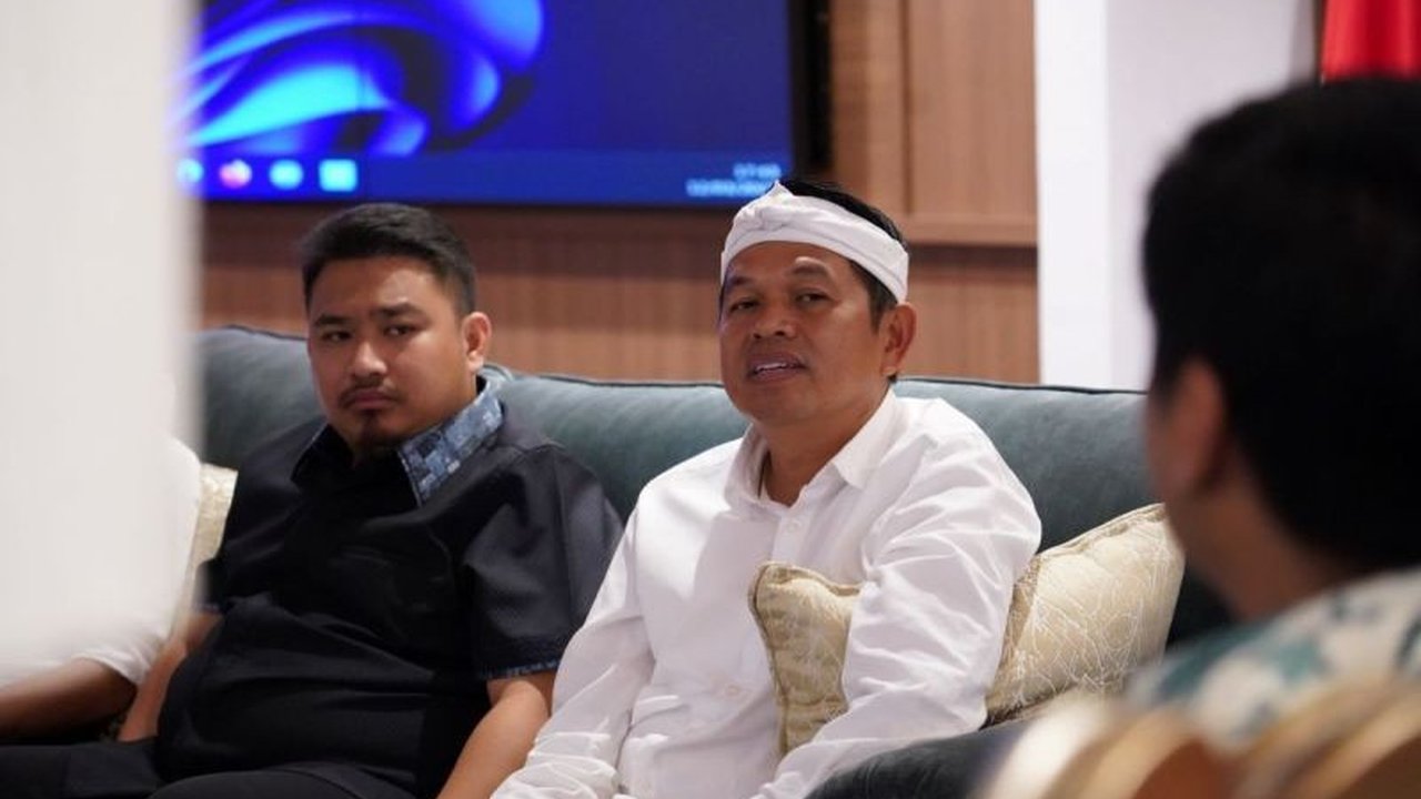 Gubernur Jawa Barat, Dedi Mulyadi, berkomitmen untuk mencegah banjir susulan setelah bencana banjir yang baru saja terjadi, dengan fokus pada tiga permasalahan utama: alih fungsi lahan di hulu, penyempitan bantaran sungai, dan pengurukan lahan di hilir.
