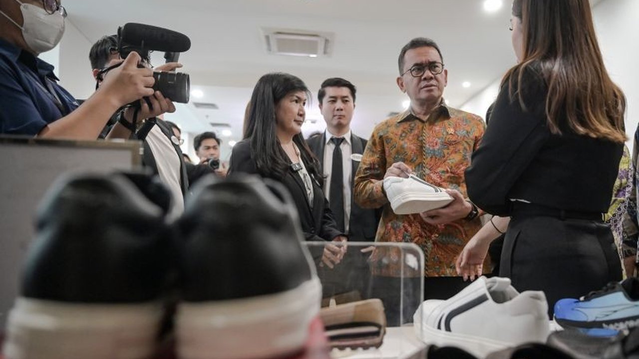 Menjelang Ramadhan dan Idul Fitri, Menteri Perdagangan Budi Santoso mengimbau masyarakat untuk mengutamakan produk pakaian dalam negeri dan menghindari pakaian bekas impor ilegal yang berbahaya bagi kesehatan dan merugikan industri lokal.