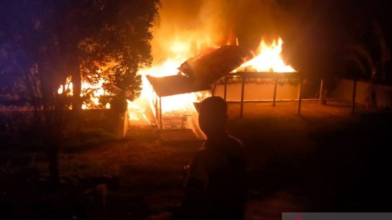 Pemerintah Kabupaten Mukomuko memastikan akan memberikan bantuan material untuk pembangunan kembali asrama dan gereja HKBP di Desa Pulai Payung yang terbakar akibat korsleting listrik.