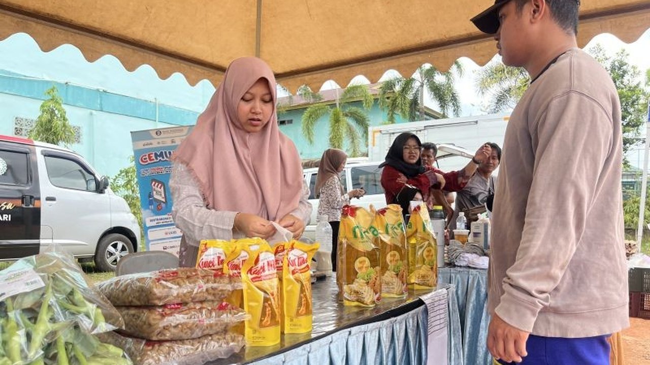 Wali Kota Batam, Amsakar Achmad, mengajak warga memanfaatkan pasar murah untuk mendapatkan kebutuhan pokok lebih terjangkau menjelang Idul Fitri 1446 H, sebagai upaya pemerintah kota dalam pengendalian inflasi.