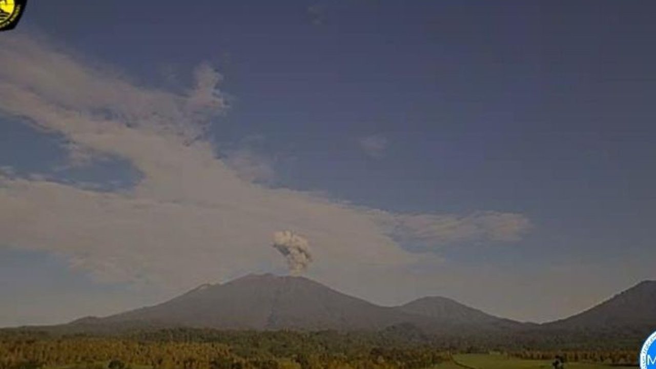 Gunung Raung Erupsi! Letusan Capai 1.500 Meter di Atas Puncak