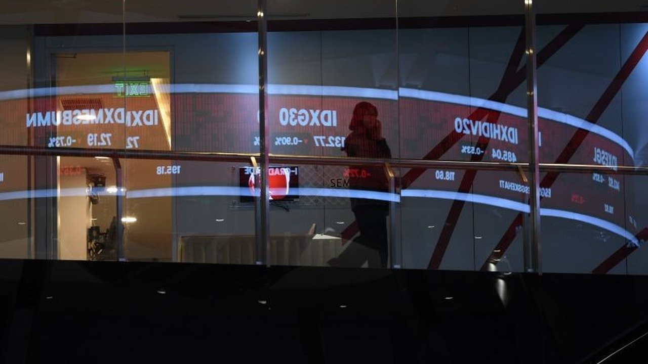 Indeks Harga Saham Gabungan (IHSG) ditutup melemah 2,41 persen pada Selasa sore, mengikuti tren negatif bursa saham regional Asia yang dipicu oleh kebijakan tarif dagang AS.