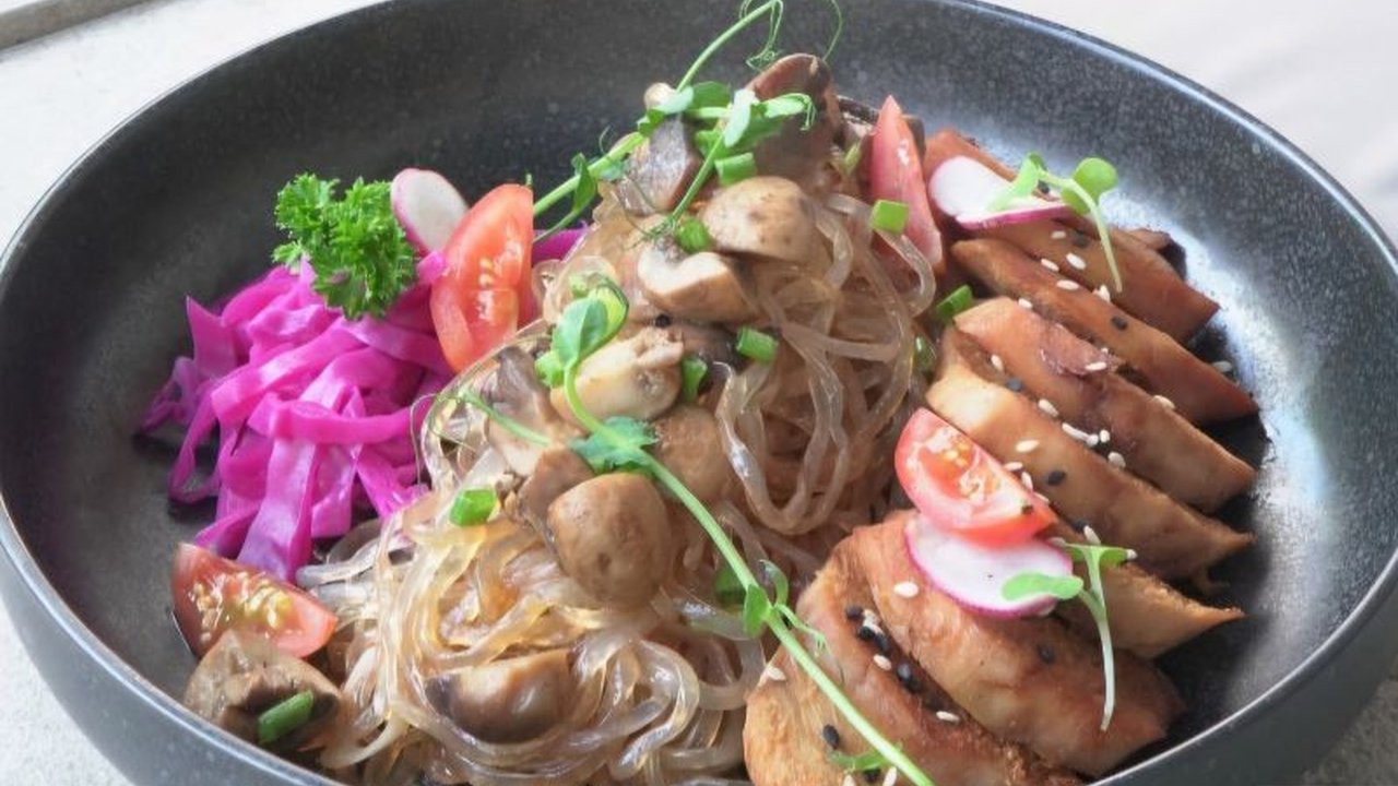 Tips menjaga pola makan sehat selama Ramadhan dengan cukup protein agar tetap bugar dan awet muda, hindari makanan tinggi gula dan karbohidrat.