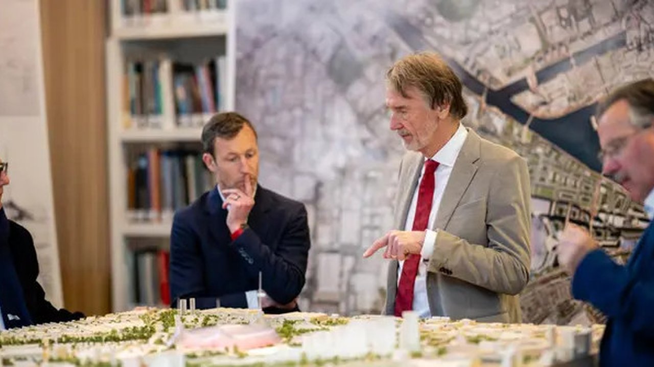 Sir Jim Ratcliffe, melihat maket, desain calon stadion baru Manchester United. (Bola.com/X ManUtd)