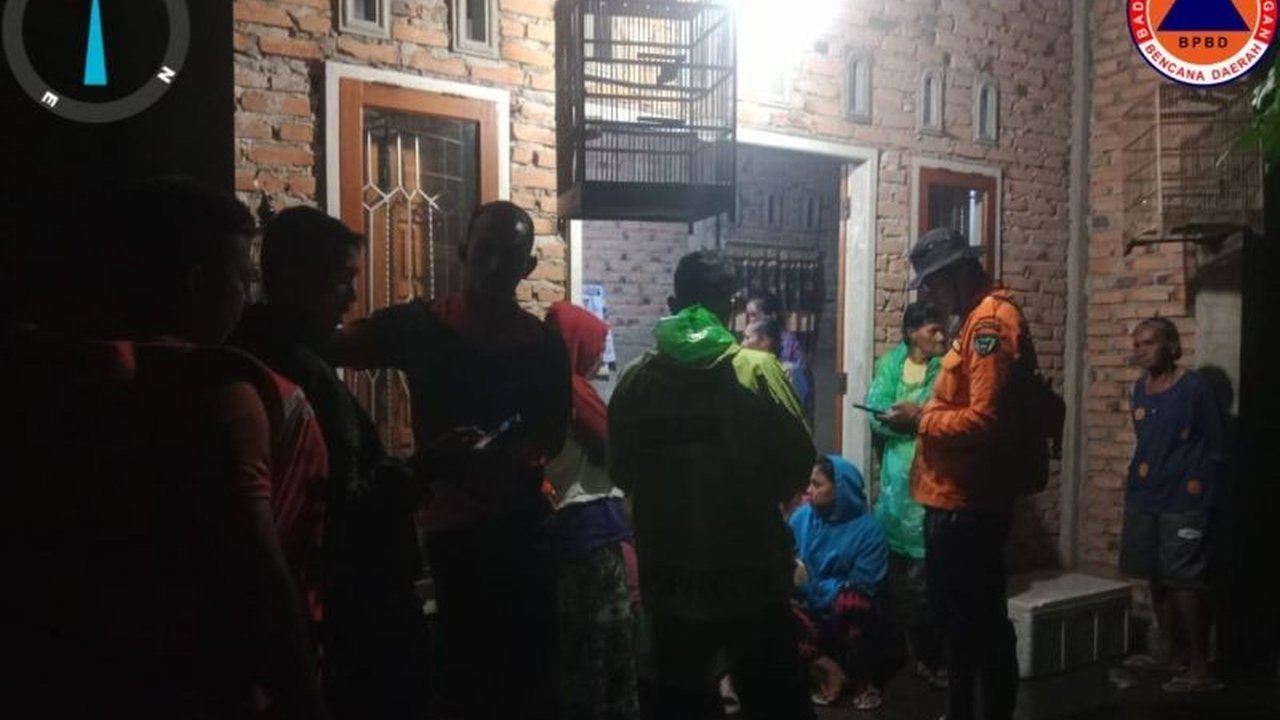 Banjir akibat hujan deras merendam puluhan rumah di dua nagari di Kabupaten Pesisir Selatan, Sumatera Barat; BPBD Sumbar imbau warga waspada banjir susulan.