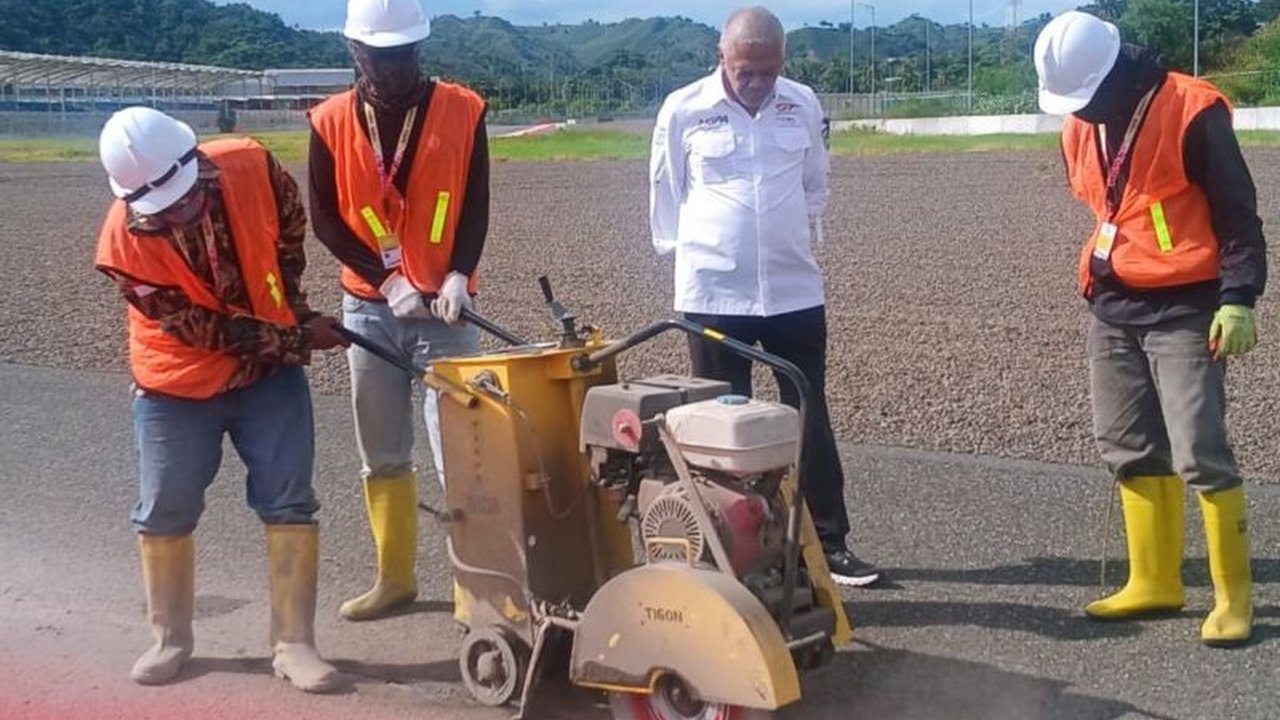 Sirkuit Mandalika melakukan berbagai modifikasi untuk memenuhi standar homologasi FIA Grade 3 dan menjadi tuan rumah GT World Challenge Asia 2025, menarik minat investor internasional.