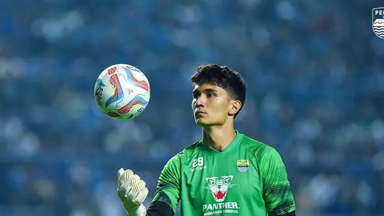 Kevin Ray Mendoza, kiper berdarah Denmark dan Filipina kini resmi membela Persib Bandung (X/Persib)
