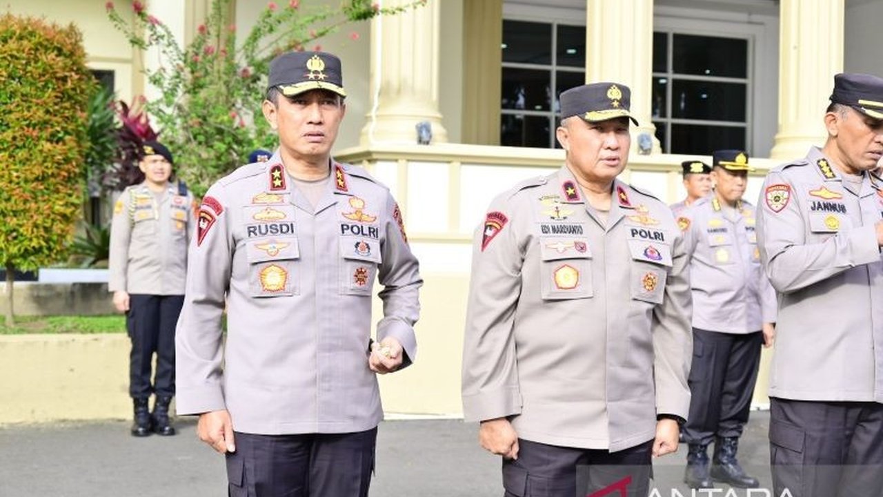 Kapolri Jenderal Listyo Sigit Prabowo melakukan mutasi besar-besaran di Polda Jambi, termasuk pergantian Kapolda dan Wakapolda, sebagai bagian dari penyegaran dan pembinaan karier.