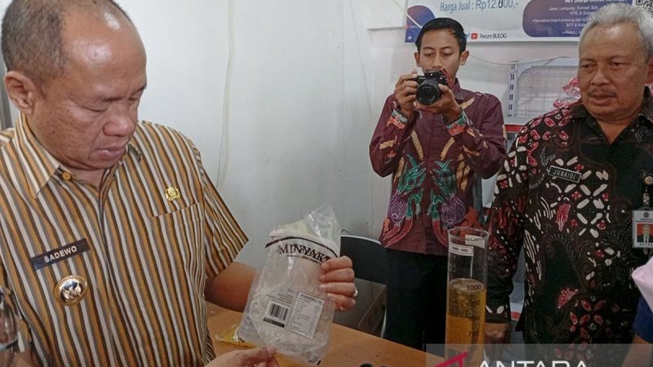 Bupati Banyumas memastikan stok kebutuhan pokok aman menjelang Ramadhan dan Lebaran 2025, meskipun ditemukan pedagang yang menjual Minyakita di atas HET.