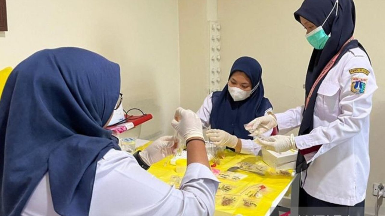 Suku Dinas Kesehatan Jakarta Timur telah memeriksa 375 sampel takjil dan menemukan empat sampel positif mengandung formalin, petugas kesehatan terus melakukan pengawasan dan edukasi kepada pedagang.