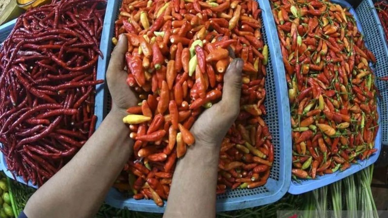 Pusat Informasi Harga Pangan Strategis (PIHPS) mencatat harga cabai rawit merah mencapai Rp80.600 per kg dan telur ayam Rp27.800 per kg pada Kamis pagi.