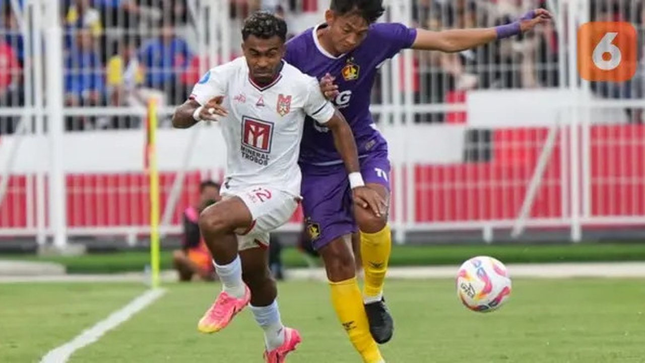 Yakob Sayuri jadi penentu kemenangan Malut United FC atas Persik 2-1 di Stadion Gelora Kie Raha Ternate, Sabtu (25/1/2025). (Bola.com/Gatot Sumitro)