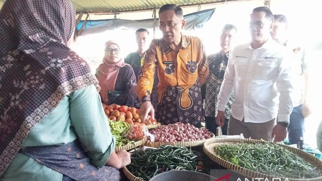 Wakil Bupati Bantul, Aris Suharyanta, bersama TPID memantau harga dan stok kebutuhan pokok menjelang Lebaran; harga cabai merah tinggi, sementara komoditas lain relatif stabil.
