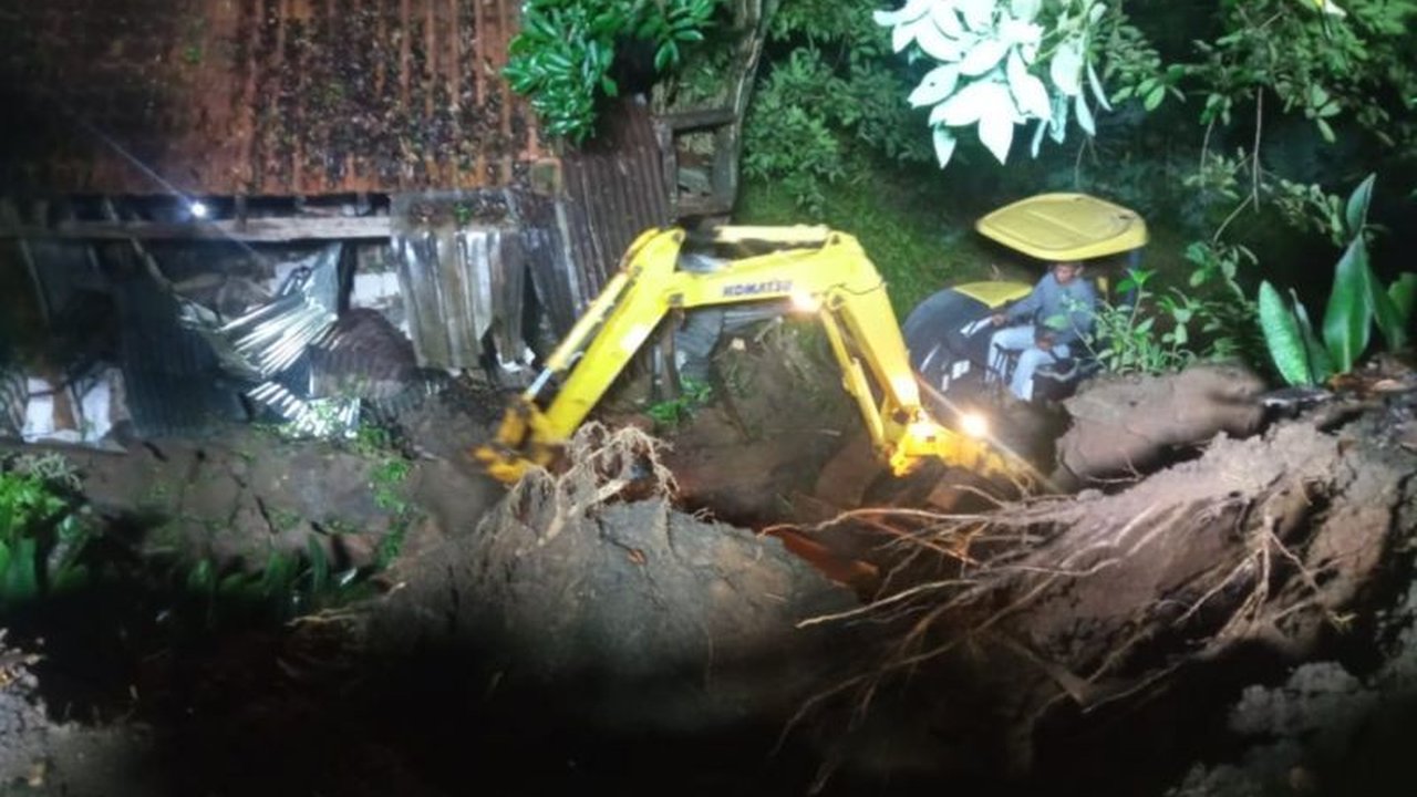 BPBD Kabupaten Ciamis menangani enam kecamatan yang terdampak bencana hidrometeorologi berupa banjir, longsor, dan pohon tumbang, serta menyalurkan bantuan logistik kepada warga terdampak.