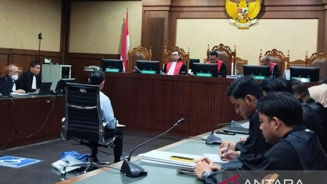Sidang kasus dugaan korupsi impor gula yang melibatkan Tom Lembong memasuki babak baru setelah hakim menolak eksepsi mantan Menteri Perdagangan tersebut.
