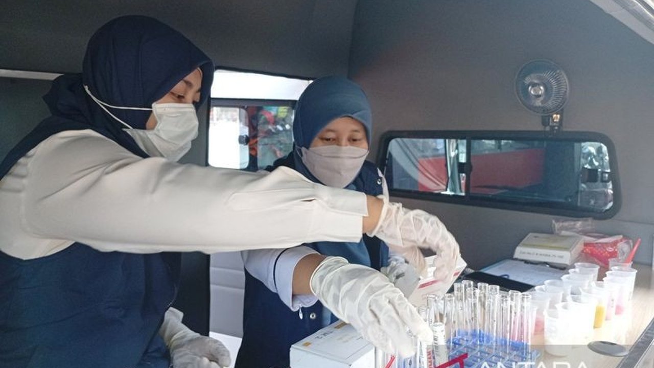 Balai POM Banyumas menemukan kerupuk dan cincau hitam yang mengandung zat berbahaya seperti Rhodamin B dan formalin saat pengawasan di Pasar Manis, Purwokerto.