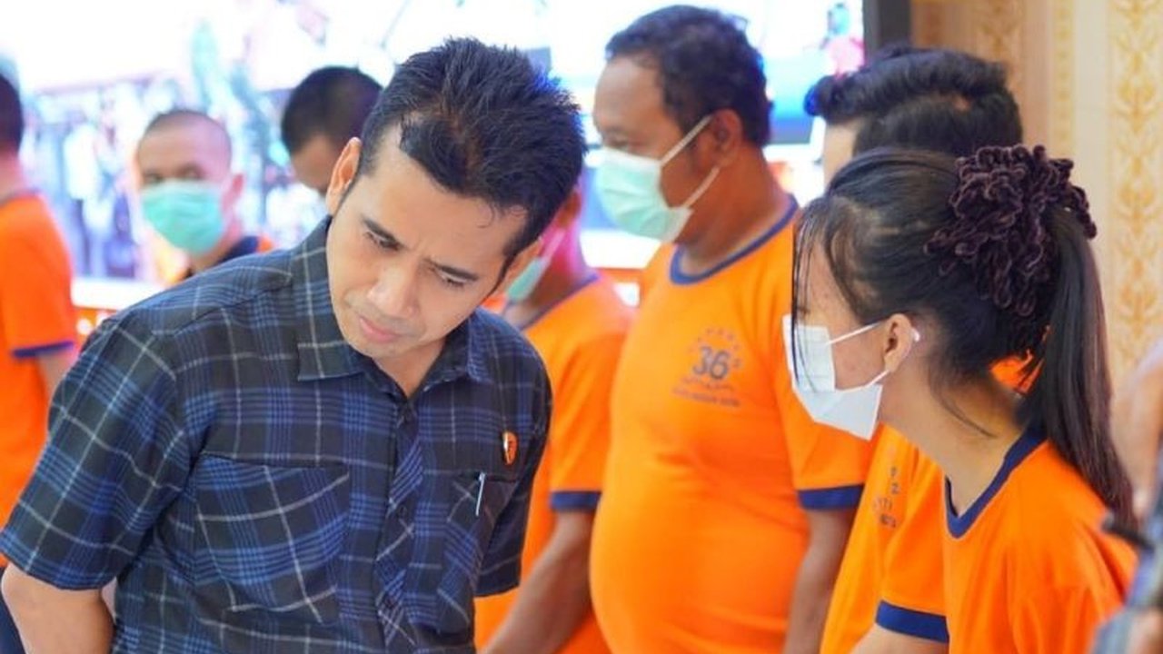 Selebgram LS (25) ditangkap Polres Madiun Kota karena mempromosikan judi online di akun Instagramnya dan terancam hukuman 10 tahun penjara serta denda Rp10 miliar.