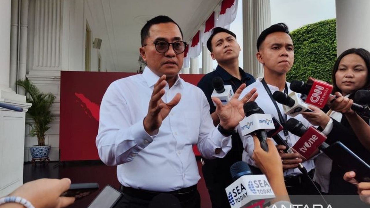 Presiden Prabowo Subianto mengumumkan penyaluran langsung tunjangan guru ASN daerah ke rekening pribadi masing-masing guru, tanpa melalui pemerintah daerah, sebagai upaya percepatan pembangunan di bidang pendidikan.