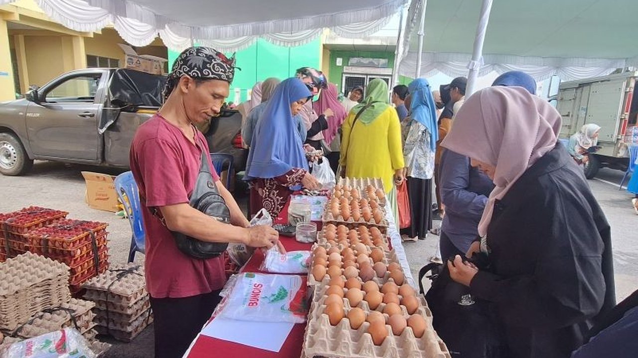 Jelang Ramadhan, warga Pangkalpinang menyerbu gerakan pangan murah yang menyediakan kebutuhan pokok dengan harga lebih terjangkau, membantu meringankan beban masyarakat.