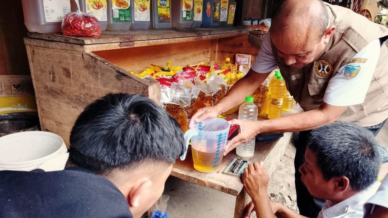 Pemkab Donggala menemukan pelanggaran penjualan MinyaKita di atas Harga Eceran Tertinggi (HET) dan takaran yang kurang di Pasar Malonda.
