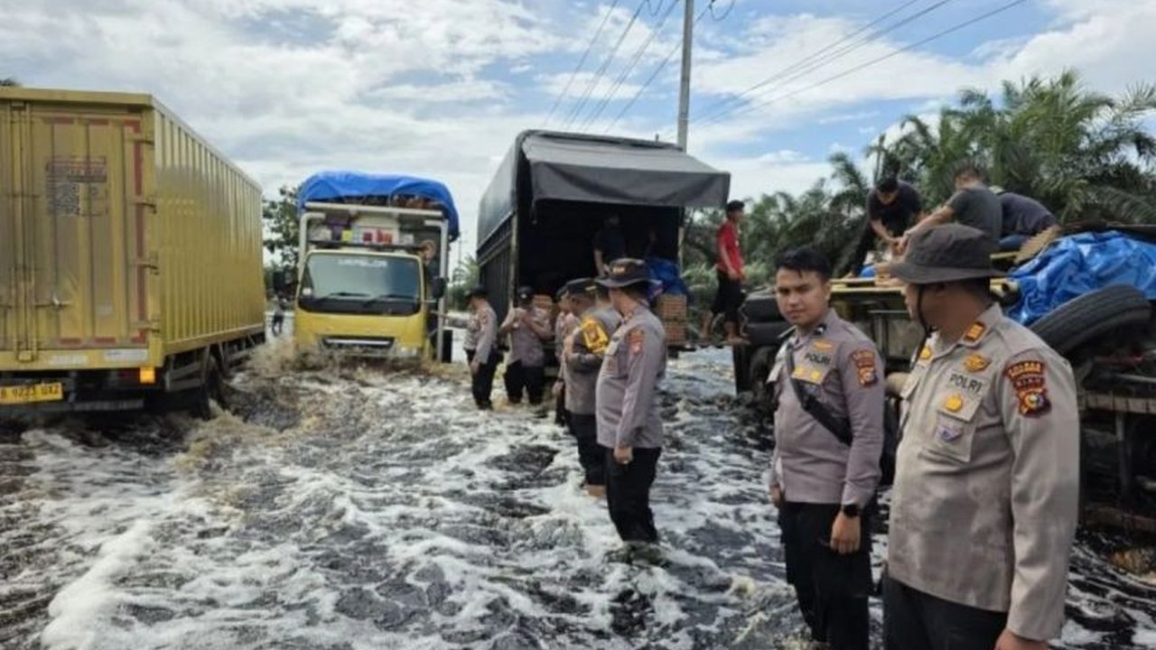 Banjir akibat luapan Sungai Kampar di Pelalawan, Riau, memaksa polisi memberlakukan sistem buka tutup di Jalan Lintas Timur (Jalintim) Sumatera, menyebabkan kemacetan dan kendala bagi pengendara.