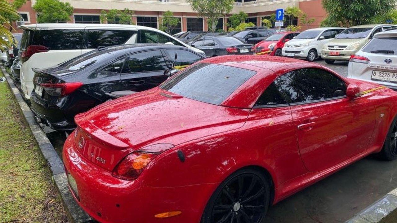 Mantan Direktur Persiba Balikpapan, Catur Adi Prianto, ditetapkan sebagai tersangka TPPU terkait kasus narkoba dan barang bukti berupa mobil mewah serta motor telah dititipkan di Polda Kaltim.