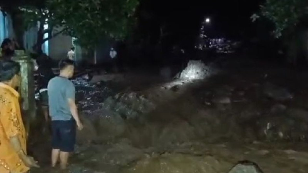 Banjir bandang di Bondowoso, Jawa Timur, mengakibatkan kerusakan rumah, jembatan antardusun putus, dan puluhan kepala keluarga terisolasi di Desa Wonosari.