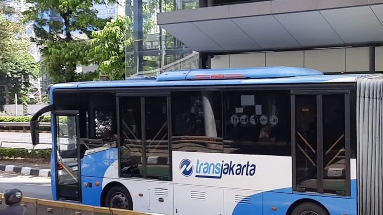 Integrasi Transjabodetabek dengan Transjakarta bertujuan meningkatkan kualitas layanan transportasi umum, mengurangi kemacetan, dan polusi udara di Jabodetabek, mendukung visi Jakarta sebagai kota global 2045.