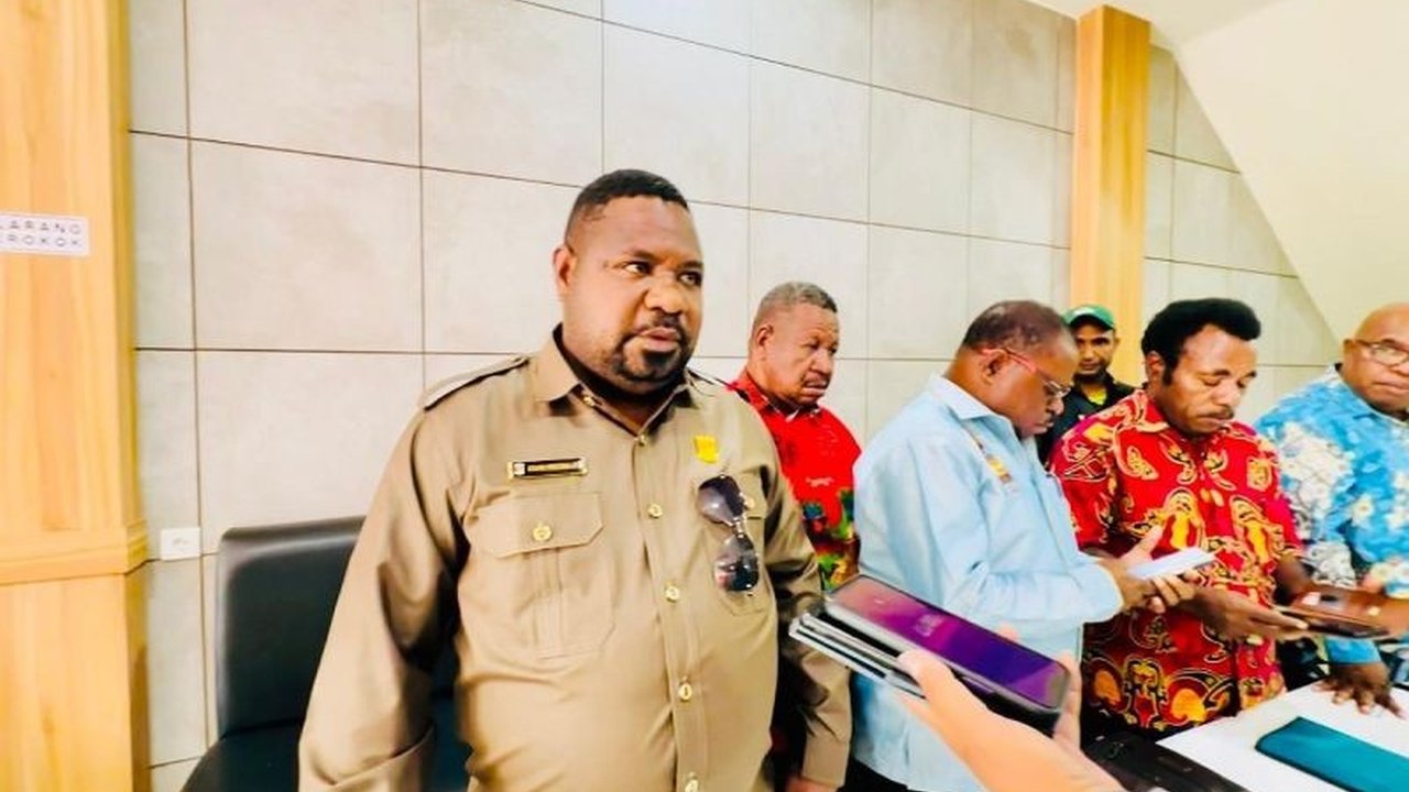 Majelis Rakyat Papua Barat (MRPB) berkomitmen mengawal pembentukan empat daerah otonom baru (DOB) di Papua Barat, yaitu Kabupaten Moskona, Kabupaten Manokwari Barat, Kabupaten Kokas, dan Kota Manokwari, demi pemerataan pembangunan dan kesejahteraan masyar