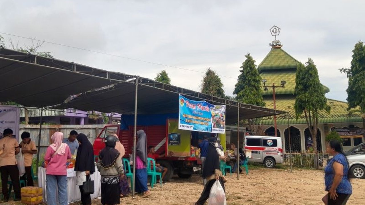 Pemerintah Provinsi NTT dan Bank Indonesia melalui TPID NTT menggelar pasar murah untuk menjaga stabilitas harga barang pokok menjelang Idul Fitri dan Paskah 2025 di Kupang.