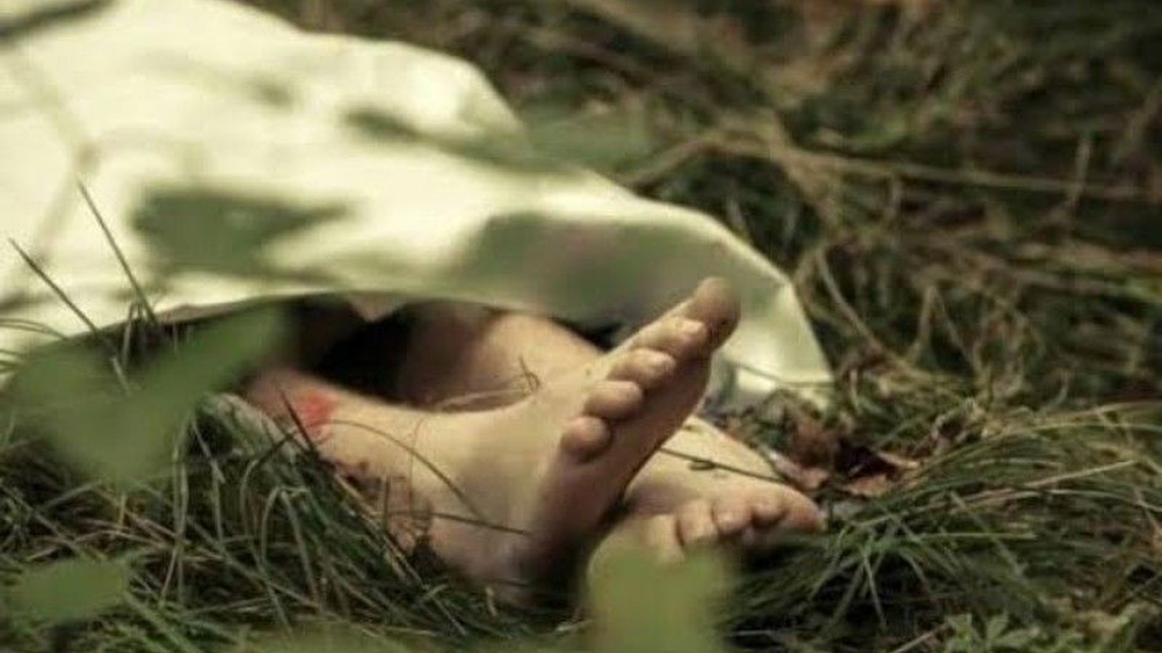 Penemuan mayat pria tak dikenal menggegerkan warga Koja, Jakarta Utara; polisi masih selidiki penyebab kematian.