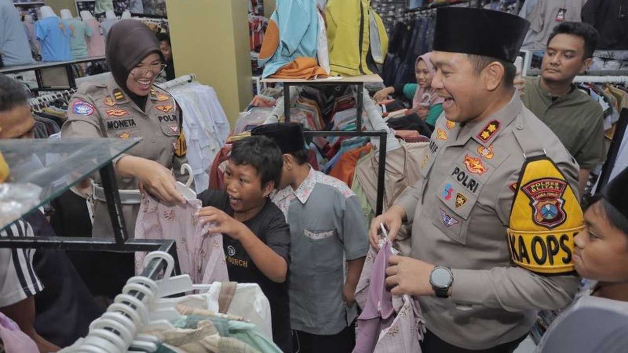 Kepolisian Resor Blitar berbagi kebahagiaan dengan mengajak 75 anak yatim piatu belanja baju Lebaran dan memberikan santunan sebagai wujud kepedulian di bulan Ramadhan.
