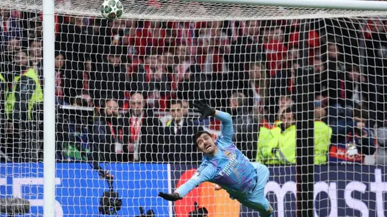 Kiper Real Madrid asal Belgia #01, Thibaut Courtois, menukik untuk merebut bola selama adu penalti setelah pertandingan leg kedua babak 16 besar Liga Champions UEFA antara Club Atletico de