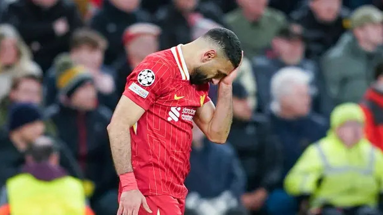 Pemain Liverpool, Mohamed Salah, tak kuasa menahan kesedihan setelah ditaklukkan PSG lewat adu penalti 0-1 (1-4) dalam laga leg kedua 16 besar Liga Champions 2024/2025 yang digelar di Anfield