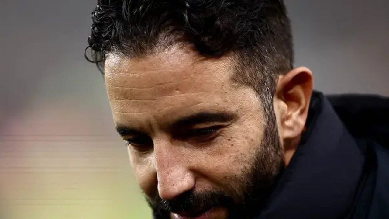 Ruben Amorim menjadi pelatih Manchester United pertama yang menelan lima kekalahan dalam 10 pertandingan pertamanya sebagai pelatih di semua kompetisi. (HENRY NICHOLLS/AFP)