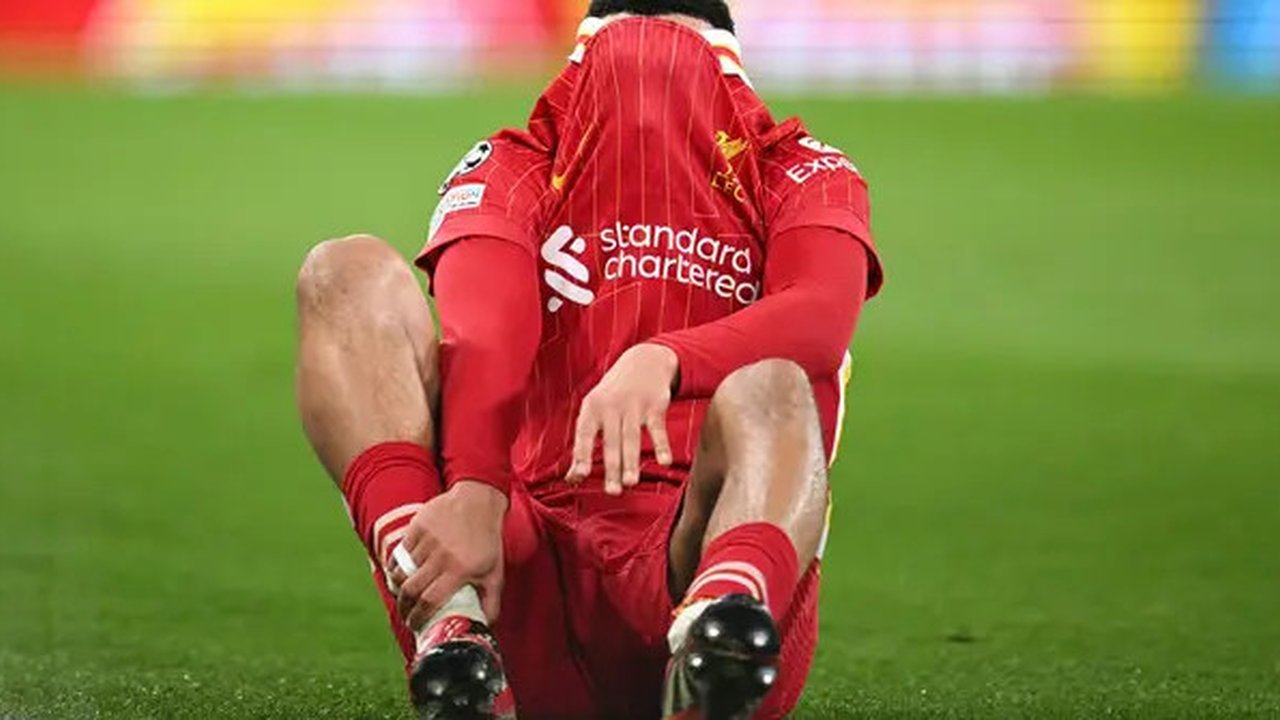 Trent Alexander-Arnold ditarik keluar karena cedera engkel saat pertandingan Liverpool vs PSG di Anfield dalam lanjutan Liga Champions 202/4/2025, Rabu (12/3/2025) dini hari WIB. (Oli SCARFF