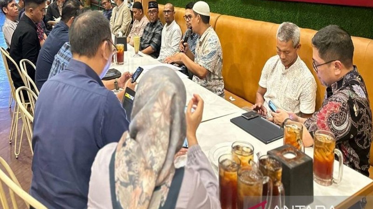 Akademisi dan perusahaan sawit menilai industri sawit sebagai tulang punggung perekonomian daerah di Kalimantan Selatan, menciptakan lapangan kerja dan meningkatkan kesejahteraan masyarakat sekitar.