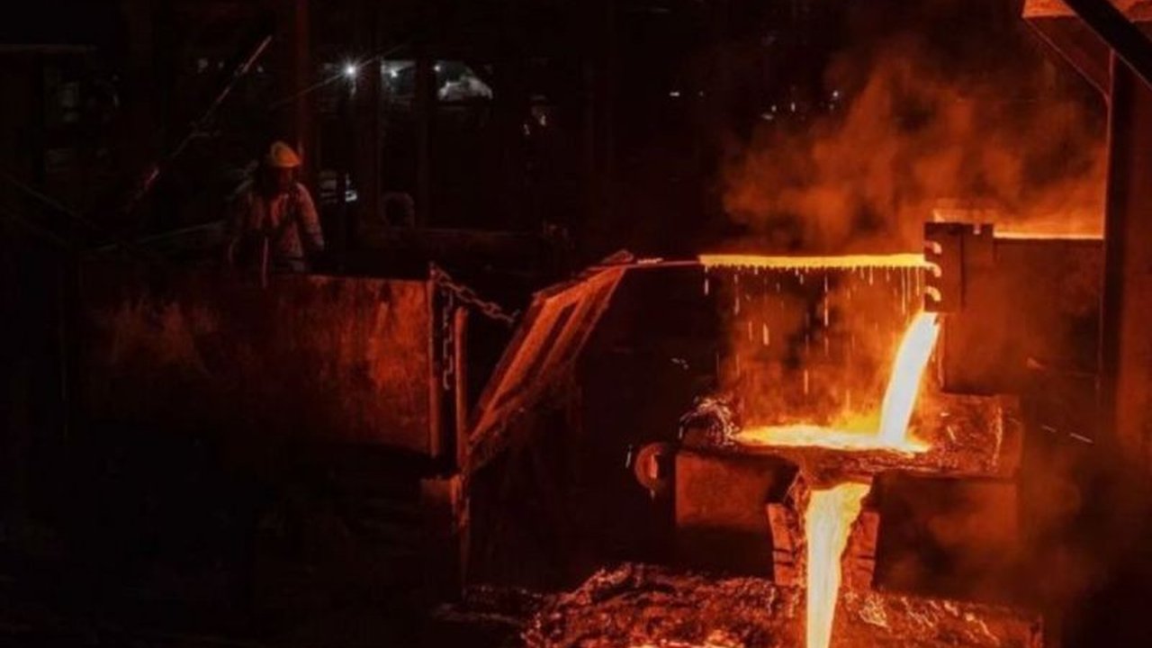 PT Timah Tbk memodifikasi Ponton Isap Produksi (PIP) dengan sistem mekanik hidrolik untuk meningkatkan keselamatan kerja, produktivitas, dan keberlanjutan lingkungan tambang timah.