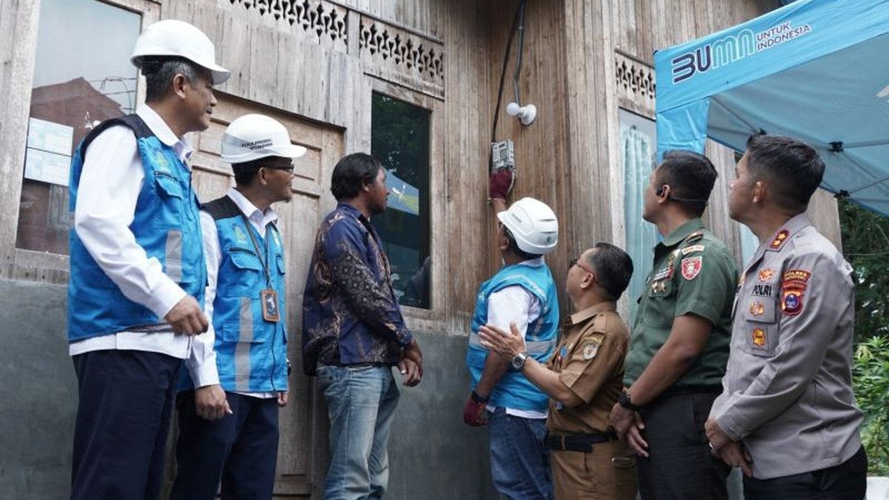 PT PLN UID Kalselteng menyalurkan bantuan listrik gratis melalui program Light Up The Dream kepada 60 keluarga prasejahtera di Kalimantan Selatan dan Kalimantan Tengah, meningkatkan akses dan kualitas hidup.