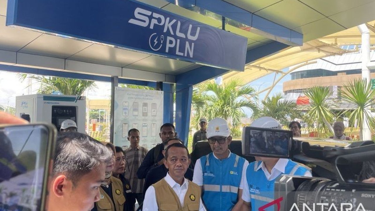 Menteri ESDM, Bahlil Lahadalia, memastikan pasokan listrik nasional aman dan andal selama Lebaran 2025, dengan kapasitas pembangkit melampaui beban puncak dan peningkatan signifikan stasiun pengisian kendaraan listrik umum (SPKLU).